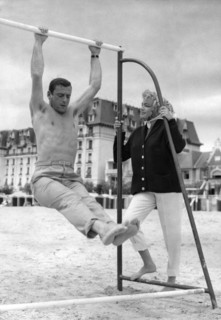 Yves MONTAND and Simone SIGNORETon the beach of La Baule