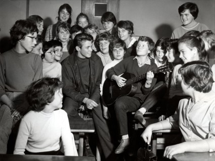 Peter KRAUS visits school class