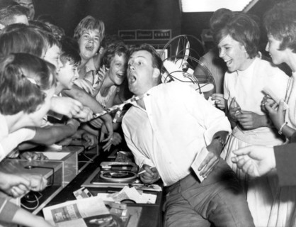 Peter ALEXANDER between female fans, 1959