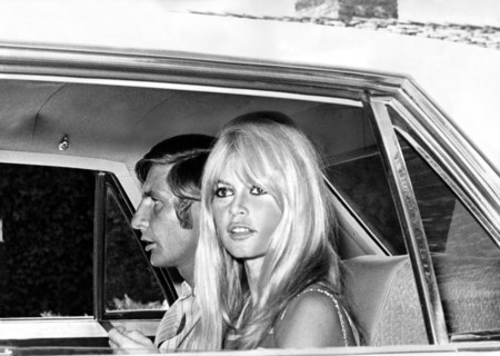Gunter SACHS and Brigitte BARDOT in the car in 1966