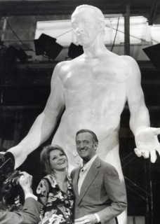 David NIVEN in front of the 5 meter high statue of himself