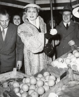 Marika RÖKK at the weekly market in Bonn in 1951