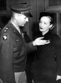 Marlene DIETRICH receives the 'Medal of Freedom'