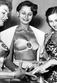 Sophia LOREN in a bikini as 'Miss Elena' 1950