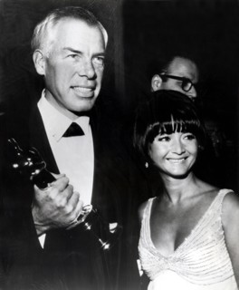 Oscars 1966: Lee MARVIN with Oscar and his girlfriend Michelle