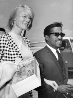 Sammy DAVIS Jr. with wife May BRITT, 1962