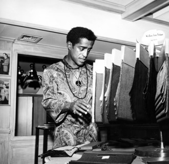 Sammy DAVIS Jr selects fabrics