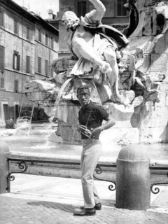 Sammy DAVIS Jr. with camera in front of a fountain in 1961