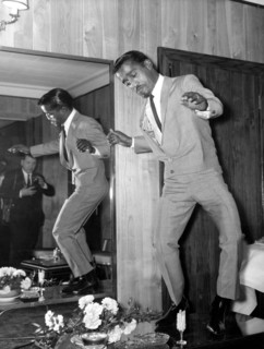 Sammy DAVIS Jr. dances on a table, 1966