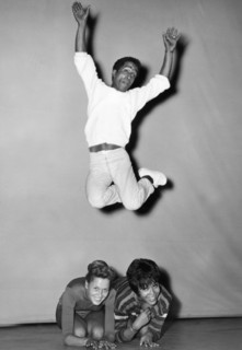 Sammy DAVIS Jr. at a dance rehearsal with two dancers, 1961