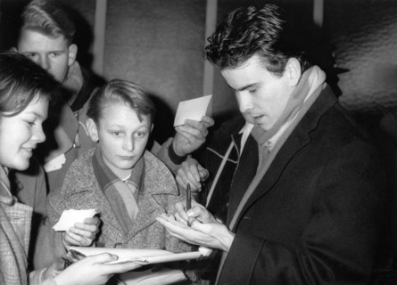Horst BUCHHOLZ with fans, 1960