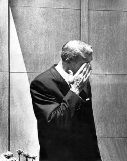 Joe DiMAGGIO cries over the death of Marilyn MONROE