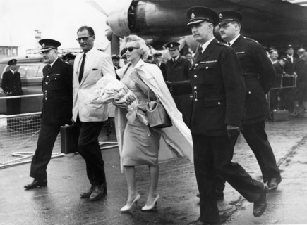 Marilyn MONROE and Arthur MILLER in London 1956