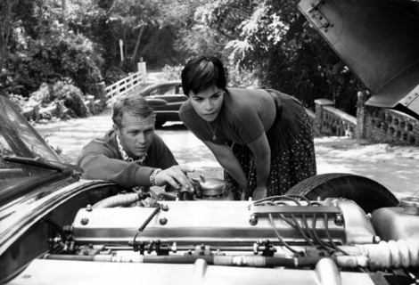 Steve McQUEEN with his wife Neile ADAMS at the engine of a sports car