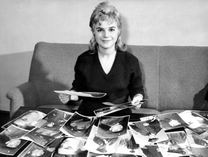 Margret BÜRGEN with Elvis Presley portraits, 1957