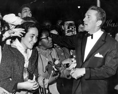 Kirk DOUGLAS with fans