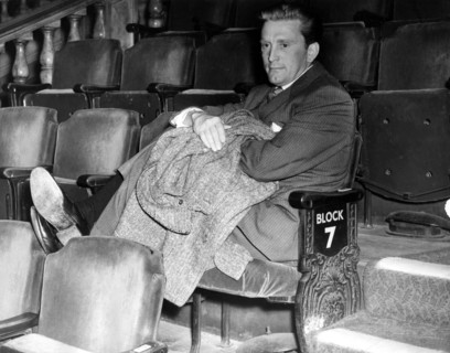 Kirk DOUGLAS at the cinema in 1952