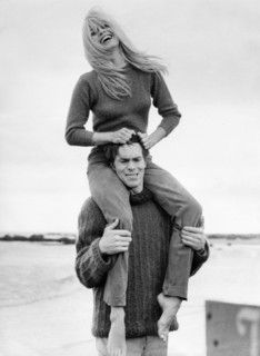 Laurent TERZIEFF carries Brigitte BARDOT on his shoulders, 1966