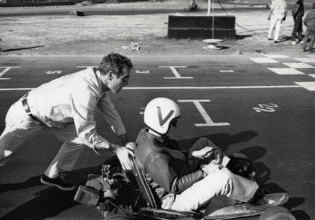 Paul NEWMAN and Dennis HOPPER on a go-kart track