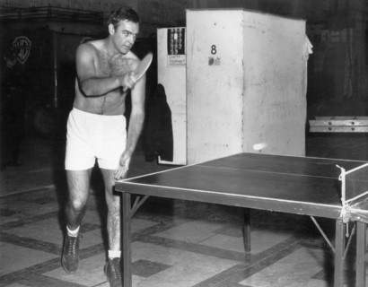 Sean CONNERY plays table tennis
