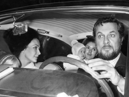 Tony CURTIS and Christine KAUFMANN with daughters in Rome 1966