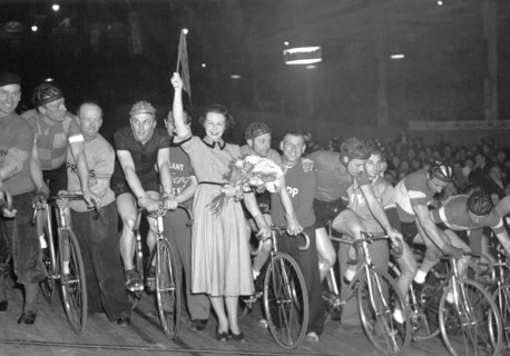 Ilse WERNER at the opening of the International Six-Day Race, Munich
