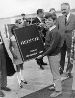 HEINTJE presenting a gold record, Zurich 1969