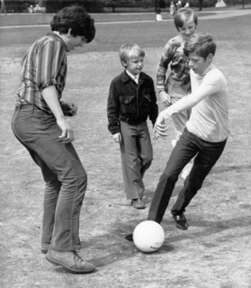 HEINTJE plays football in Kensington Gardens, London 1970