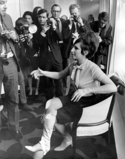 Barbra STREISAND with reporters 1966