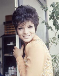 Uschi GLAS, portrait