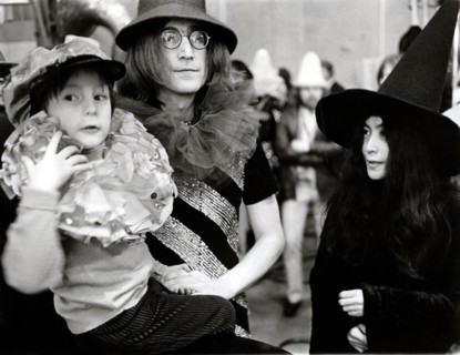 John LENNON with son Julian and Yoko ONO 1968