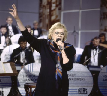 Hildegard KNEF performing, around the 1980s