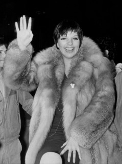 Liza MINNELLI in a fur coat, Roissy-Charles de Gaulle Airport Paris 1975