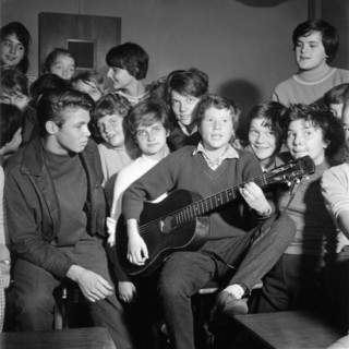 Peter KRAUS visits school class