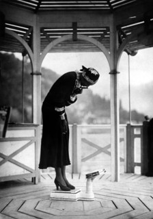Josephine BAKER on a scale