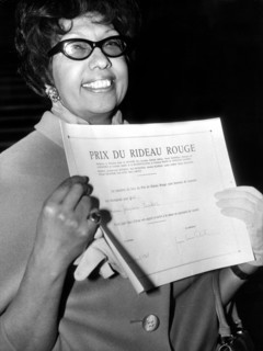 Josephine BAKER receives 'Prix du rideau rouge'