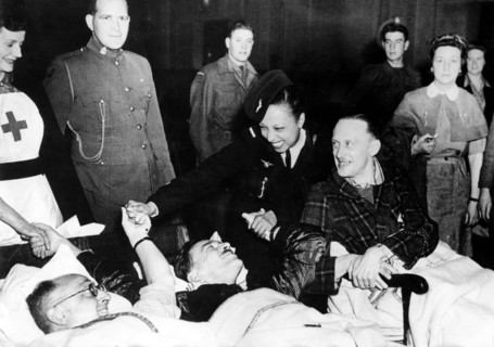 Josephine BAKER visits the hospital