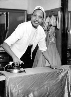 Josephine BAKER ironing, 1956