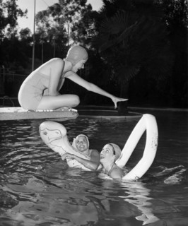 Jane GREER, Jane RUSSELL and Faith DOMERGUE at the swimming pool, undated