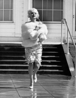 Marilyn MONROE leaving a hotel