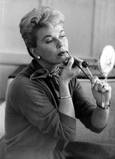 Doris DAY puts on her make-up using a make-up mirror