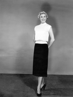 Doris DAY, posing