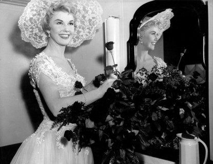 Doris DAY with a bouquet of roses