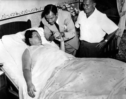 Frank SINATRA visits sick mother in hospital, 1950