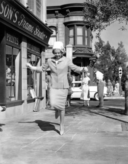 Doris DAY limping
