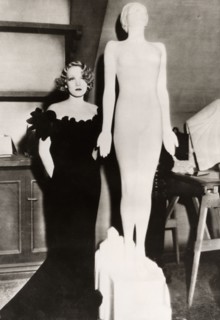 Marlene DIETRICH with sculpture