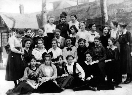 Class photo with Marlene DIETRICH, 1918