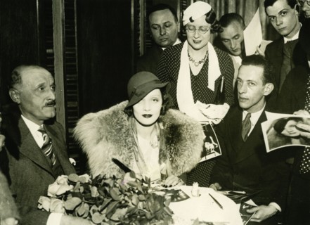 Marlene DIETRICH signs autographs in Paris, 1933