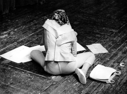 Marlene DIETRICH sitting on the floor, 1960