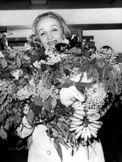 Marlene DIETRICH with bouquet of flowers